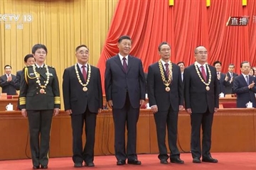 今天，向抗疫斗爭的英雄致敬